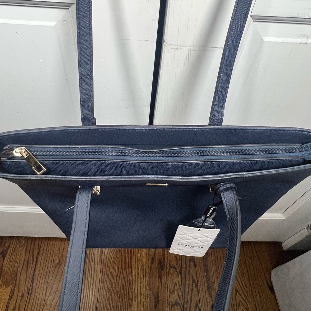 NWT Lovevook Hobo Faux Leather Purse/Bag with Matching Wristlet and dust bag - Picture 5 of 5